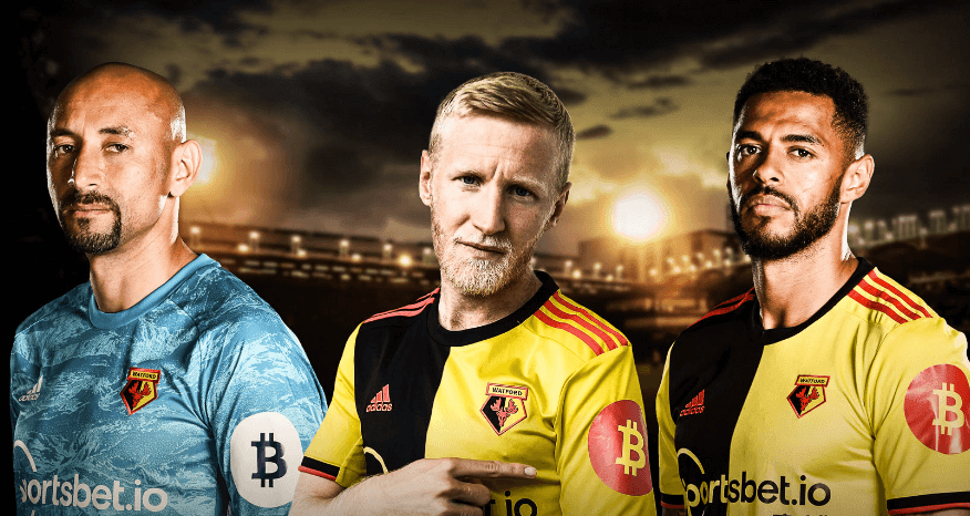 Bitkoina logotips uz britu kluba “Watford” T-krekliem 
