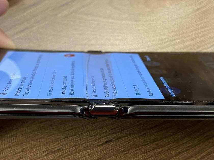 Pirmie defekti salokāmiem Samsung Galaxy Z Flip un Motorola RAZR