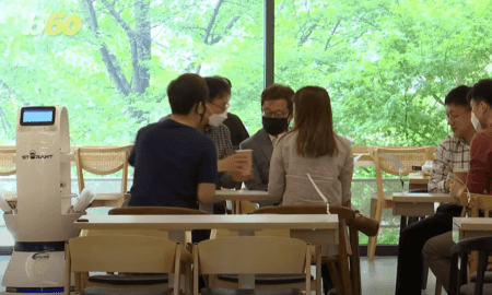 Roboti Baristas palīdz cilvēkiem distancēties Seulā