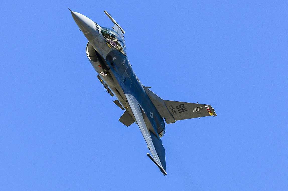 Iznīcinātājs General Dynamics F-16 Fighting Falcon