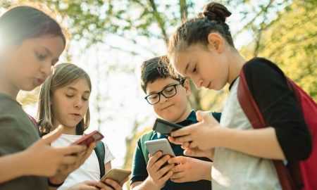 Kāpēc Covid-19 ierobežojumu dēļ bērnu ikdienas pārraudzībā pieaug tehnoloģiju loma?