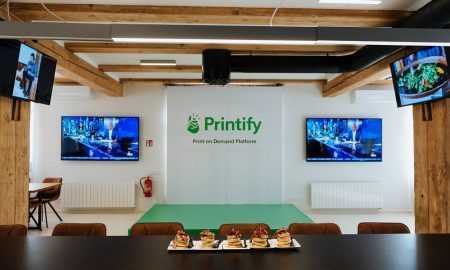 11.septembrī, Latvijas lielākais jaunuzņēmums Printify atklāja savu jauno ēku un uzņēmuma galveno mītni Spīķeru kvartālā