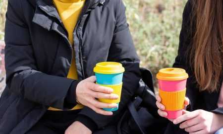 Kafija pa ceļam savā krūzītē