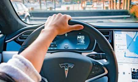 Tesla izlaiž pilnvērtīgu autopilotu beta testeriem