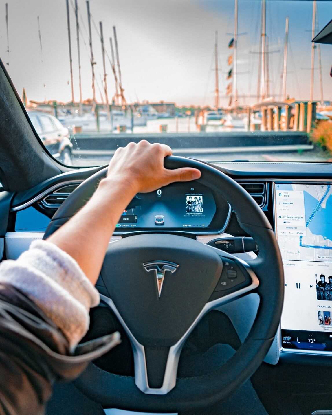 Tesla izlaiž pilnvērtīgu autopilotu beta testeriem