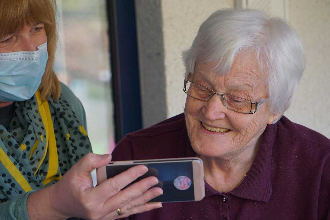 “Tele2”: interneta telefonā lietošana visstraujāk pieaug senioru vidū – to lieto jau 20% senioru
