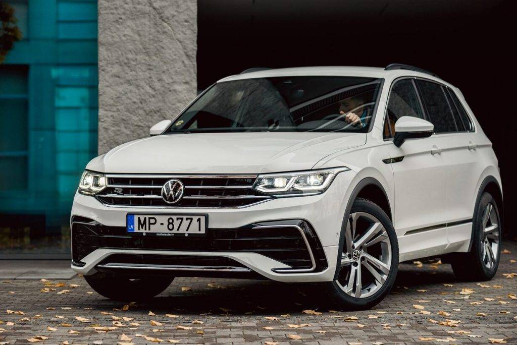 Jaunais Volkswagen Tiguan nonāk tirdzniecībā 14 Jaunais Volkswagen Tiguan nonāk tirdzniecībā; sākuma cena Plašākai informācijai: Aleksandra Kostjukoviča Volkswagen sabiedrisko attiecību vadītāja Tel: +371 26686029 aleksandra.kostyukovich@moller.lv www.volkswagen.lv Vairāk informācija: volkswagen-newsroom.com zem 24 000 eiro