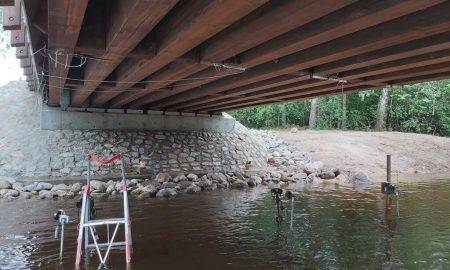 Latvijas valsts mežos tapis inovatīvs kokbetona tilts