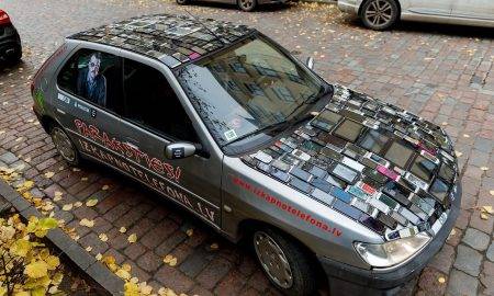 Zombijmobilis Rīgas ielās atgādina autobraucējiem – izkāp no telefona
