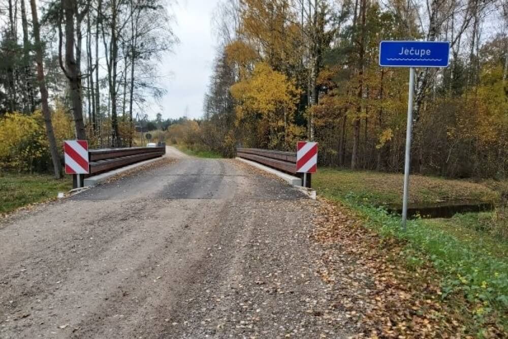 Latvijas valsts mežos tapis inovatīvs kokbetona tilts
