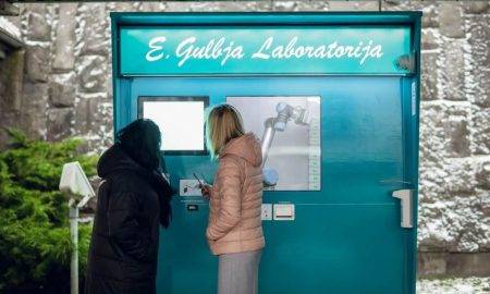 Lidostā Rīga darbu sāk bezkontakta Covid-19 analīžu nodošanas punkts