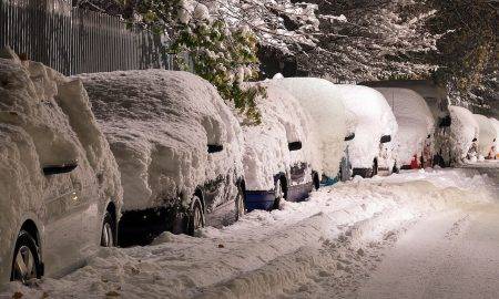 Sniega notīrīšana no automašīnas pirms brauciena ir obligāta