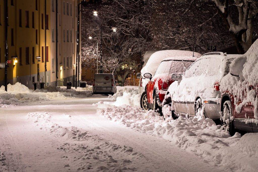 Dramatiski pieaudzis sniega un sala nodarīto postījumu apjoms automašīnām