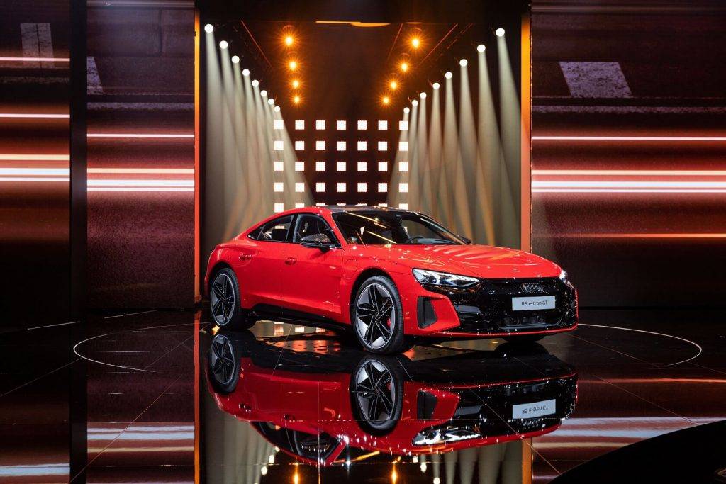 Audi e-tron GT piedzīvo vērienīgu pasaules pirmizrādi