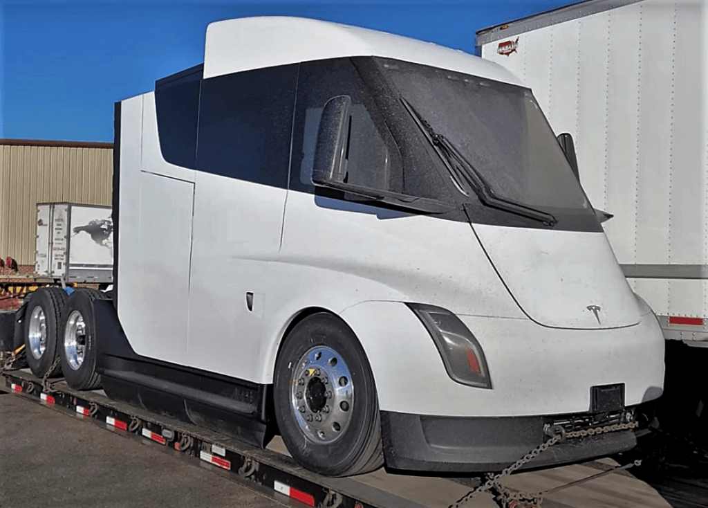 Izdevies nofilmēt Tesla Semi pirmsražošanas modeli (Video) 7 Tesla Semi fotogrāfijas