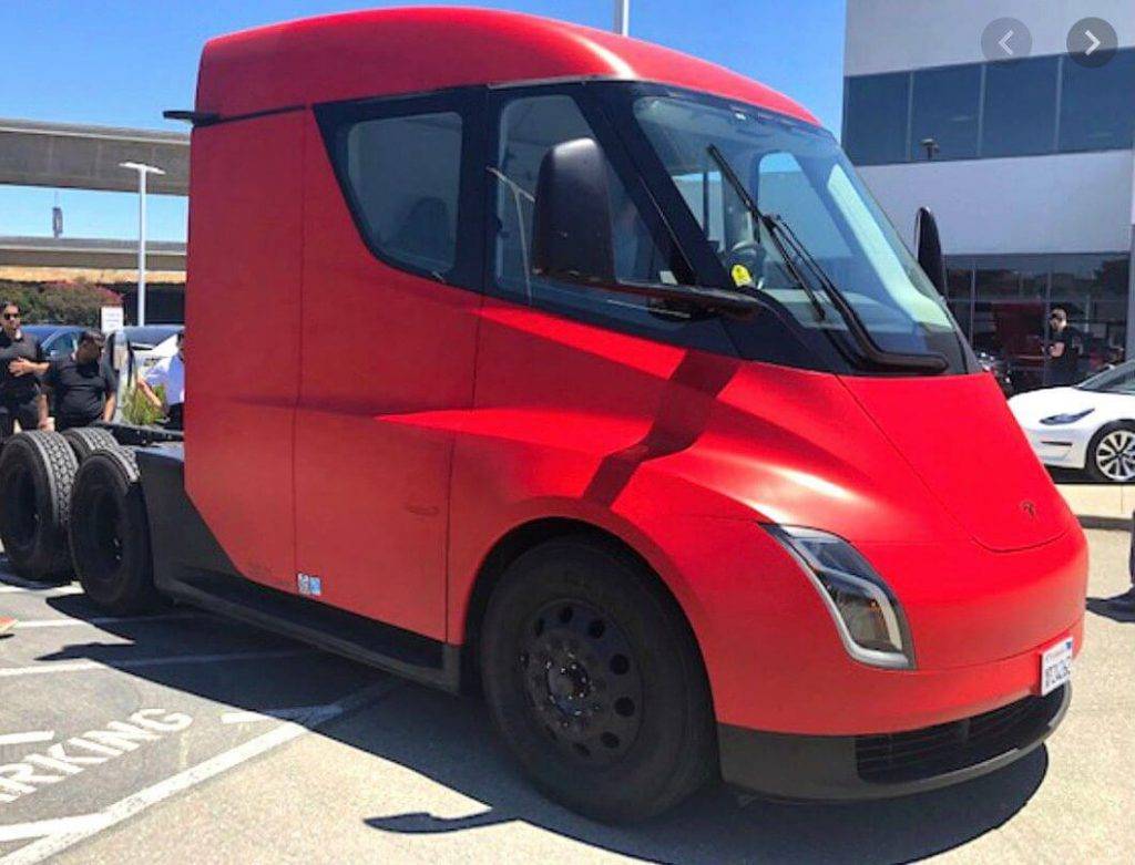 Izdevies nofilmēt Tesla Semi pirmsražošanas modeli (Video) 8 Tesla Semi sarkans
