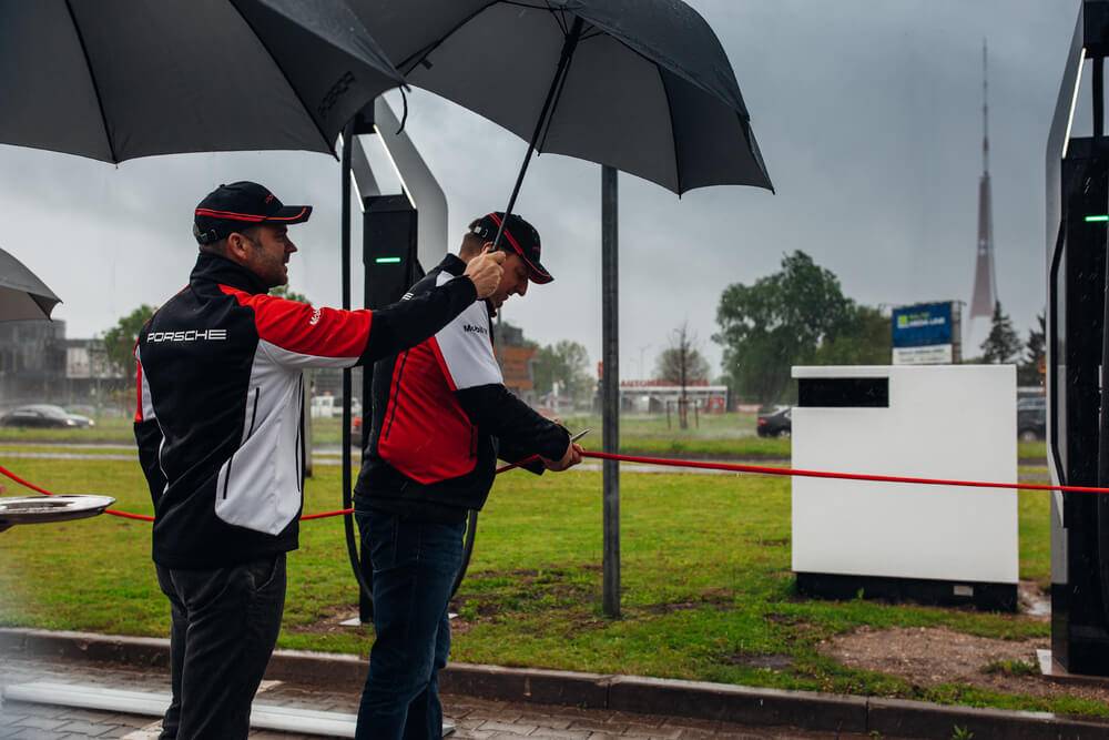 Porsche centrā atklāj Latvijā jaudīgāko elektroauto lādētāju