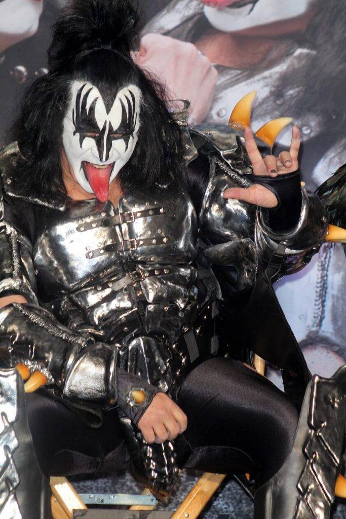 Kiss mūziķis Gene Simmons iegādājies kriptovalūtu