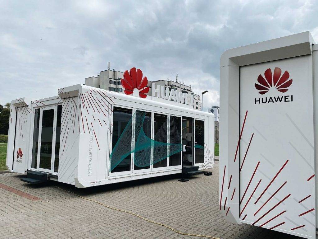 Huawei ceļojošā izstāde ierodas Rīgā, iepazīstinot interesentus ar jaunākajām tehnoloģijām