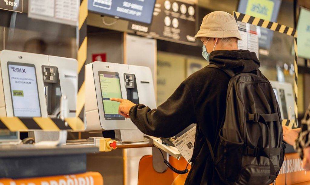 Lidostā “Rīga” darbu sāk pašapkalpošanās bagāžas līnijas (Video) 5 Lidostā “Rīga” darbu sāk pašapkalpošanās bagāžas līnijas