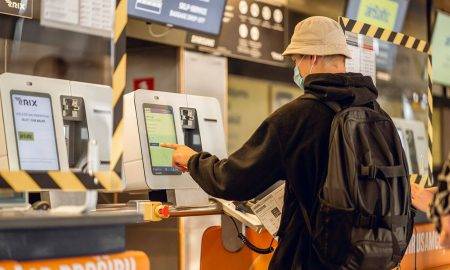 Lidostā “Rīga” darbu sāk pašapkalpošanās bagāžas līnijas