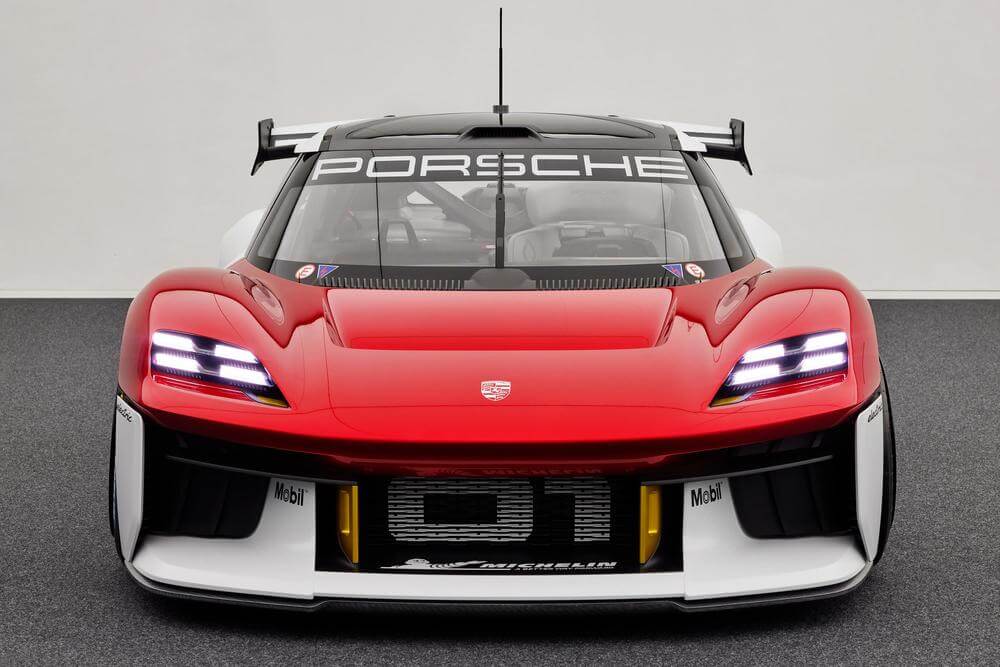 “Porsche” prezentē uz nākotni orientēto “Mission R” sacīkšu konceptautomobili