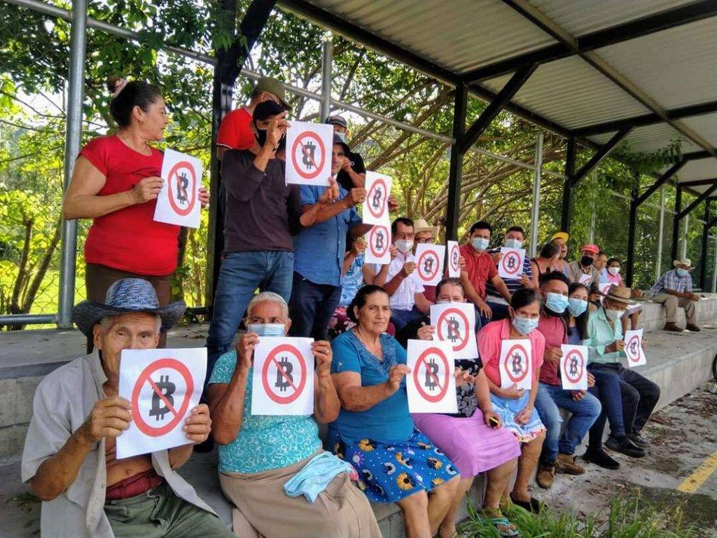 Salvadoras pensionāri piketē pret bitkoinu