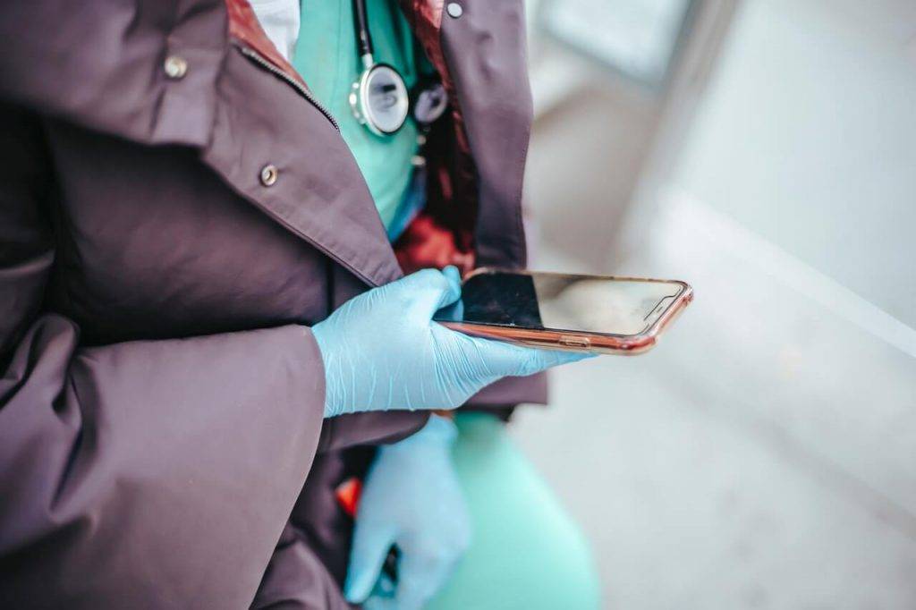 “Tele2” medicīnas darbiniekiem trīs mēnešu garumā nodrošinās bezmaksas mobilos sakarus