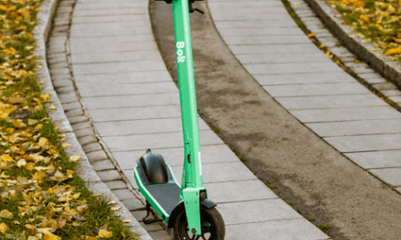 Drošība uz ceļa: Kā pārvietoties ar skrejriteni rudenī?