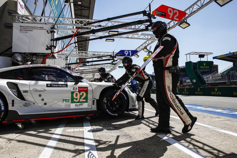 “Porsche GT” komanda septiņas nedēļas gatavojas intensīvām 14 stundu sacīkstēm Bahreinā