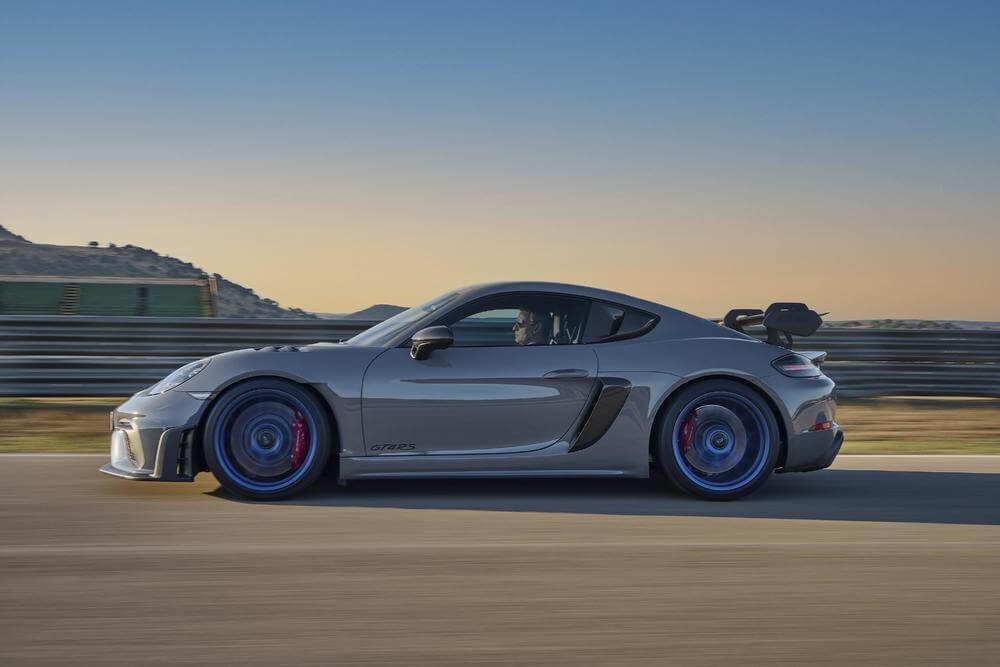 “Porsche” autoizstādē Losandželosā iepazīstina ar jauno “718 Cayman GT4 RS”