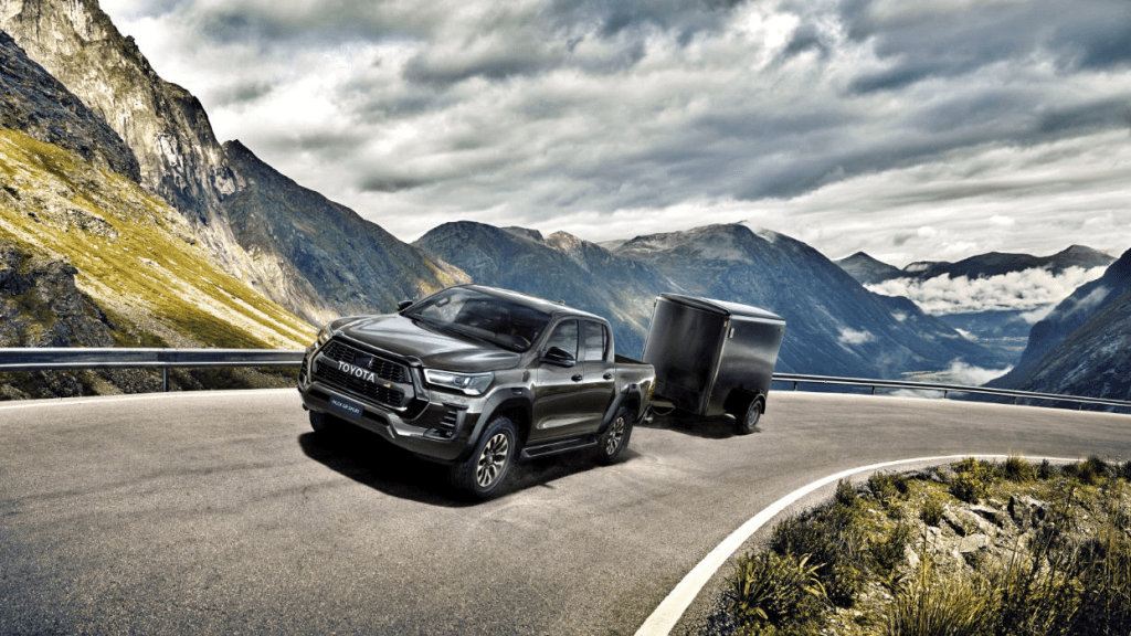 Toyota izziņojusi jauno Hilux GR SPORT ar rallija iedvesmotu veiktspēju un stilu