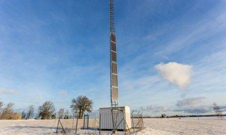 “Tele2” bāzes stacijas aprīkos ar saules paneļiem, samazinot CO2 izmešus par vairākām tonnām gadā