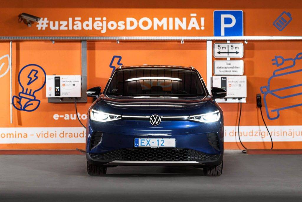 Tirdzniecības centrā “Domina Shopping” atklāta jauna “Elektrum” elektroauto uzlādes stacija