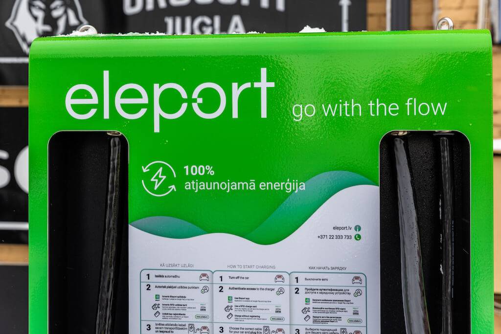 Eleport piedāvā uzņēmumiem uzstādīt elektroauto uzlādes stacijas bez maksas