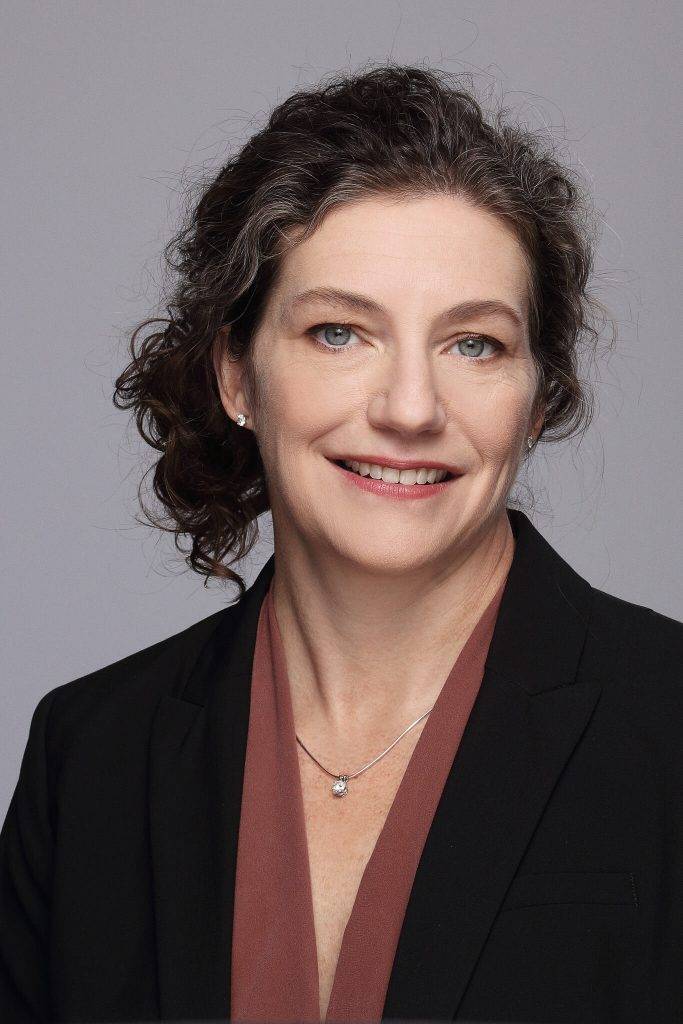 Par “Microsoft” Multi-Country meitasuzņēmumu grupas ģenerāldirektori Centrāleiropā un Austrumeiropā iecelta Mišela Simonsa 3 Par “Microsoft” Multi-Country meitasuzņēmumu grupas ģenerāldirektori Centrāleiropā un Austrumeiropā iecelta Mišela Simonsa