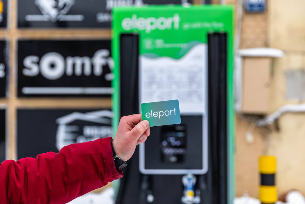 Eleport piedāvā uzņēmumiem uzstādīt elektroauto uzlādes stacijas bez maksas