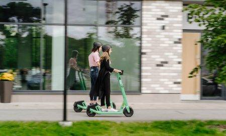 “Bolt” atklāj elektrisko skrejriteņu sezonu, ieviesti jauni drošības pasākumi