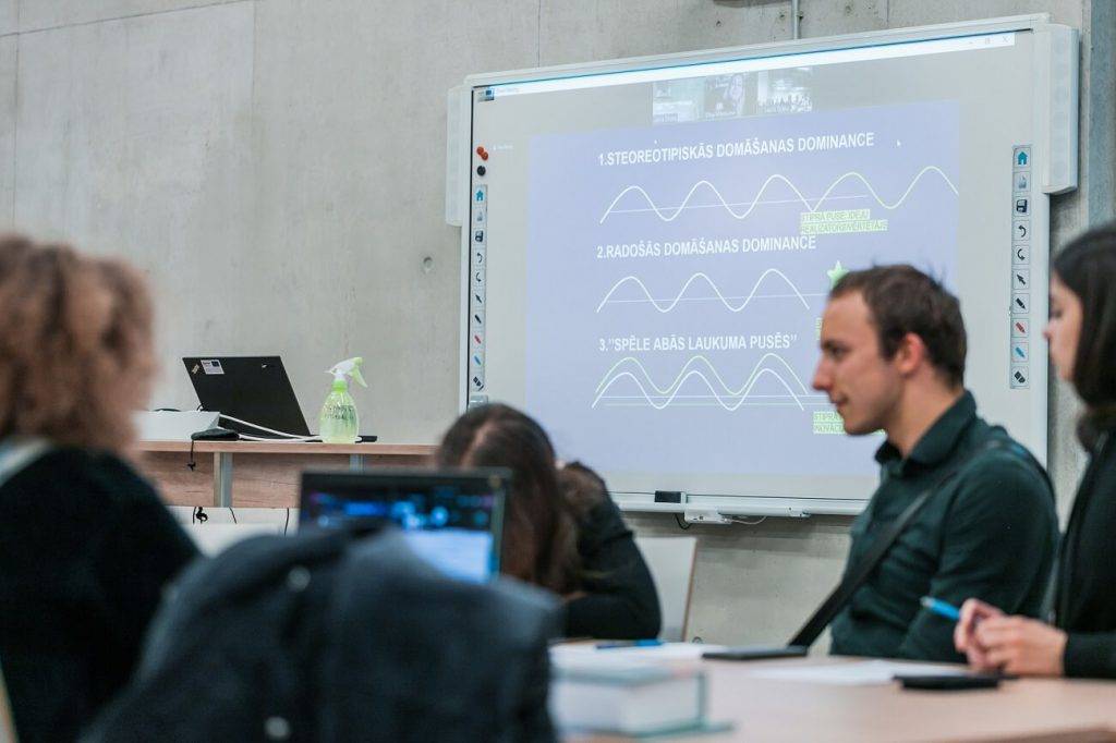 Noslēdzies VARAM un LU kopīgi rīkota pētījumu programma “Pētniecības ideju maratons” 8 Noslēdzies VARAM un LU kopīgi rīkota pētījumu programma “Pētniecības ideju maratons”