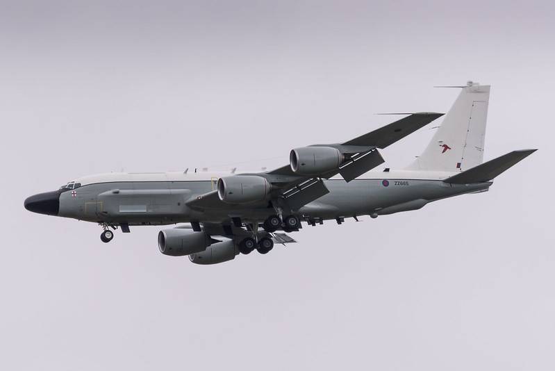 "NATO" lidmašīna Boeing RC-135W lidoja uz Melno jūru, lai apskatītos, kā grimst Krievijas kuģis