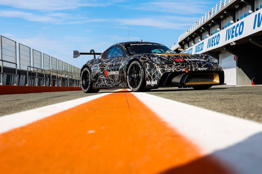 Pilnībā elektriskais “Porsche 718 Cayman GT4 ePerformance” atklāj “Mission R” potenciālu 12 Pilnībā elektriskais “Porsche 718 Cayman GT4 ePerformance” atklāj “Mission R” potenciālu