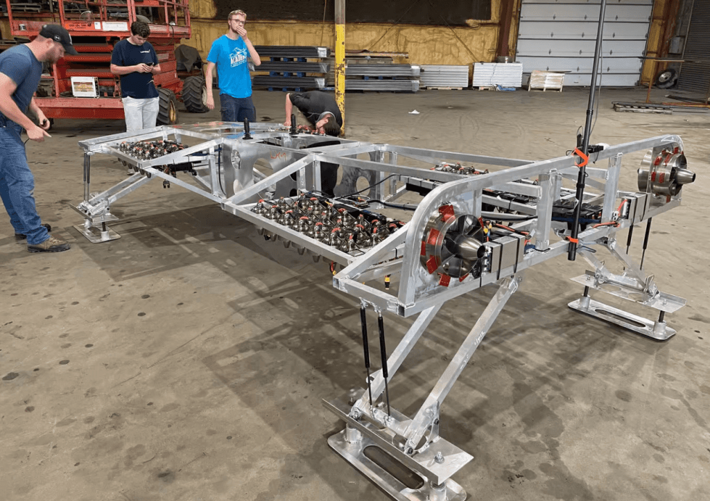 LEO Coupe - lidojoša automašīna ar reaktīvo dzinēju un maksimālo ātrumu 400 km/h 8 Lidojošais auto LEO Coupe