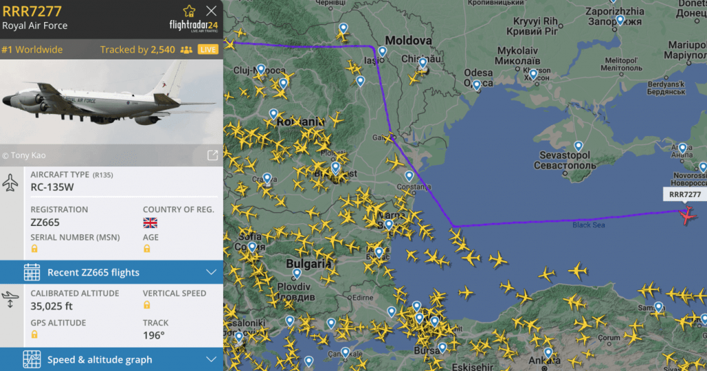 "NATO" lidmašīna Boeing RC-135W lidoja uz Melno jūru, lai apskatītos, kā grimst Krievijas kuģis