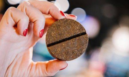 Circle K degvielas uzpildes stacijās uzsāk tirdzniecību Latvijas jaunuzņēmuma aizdedzināšanas tabletes no kafijas biezumiem