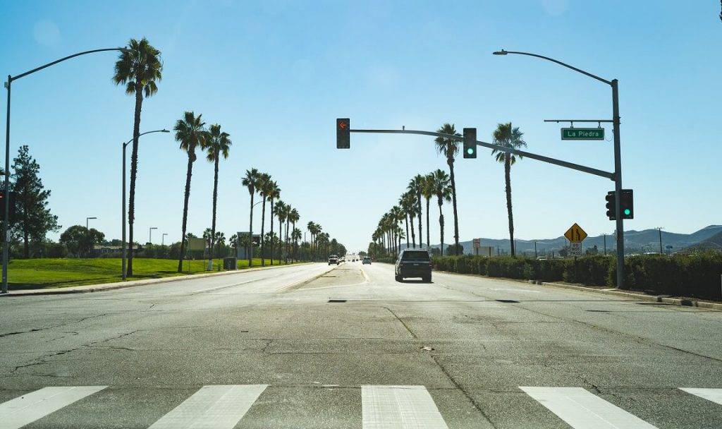 Kā uz šosejas iekļaujoties automašīnu plūsmā nosēdināt lidmašīnu ar bojātu dzinēju (Video) 5 Kā nosēdināt lidmašīnu ar bojātu dzinēju uz šosejas iekļaujoties automašīnu plūsmā (Video)