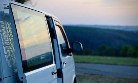 Loģistikas nozarē aizvien aktuālāka kļūst autotransporta radītā CO2 izmešu samazināšana