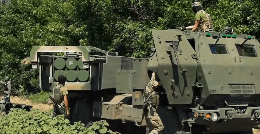 Ukrainas militārpersonas parādīja HIMARS pārlādes procesu
