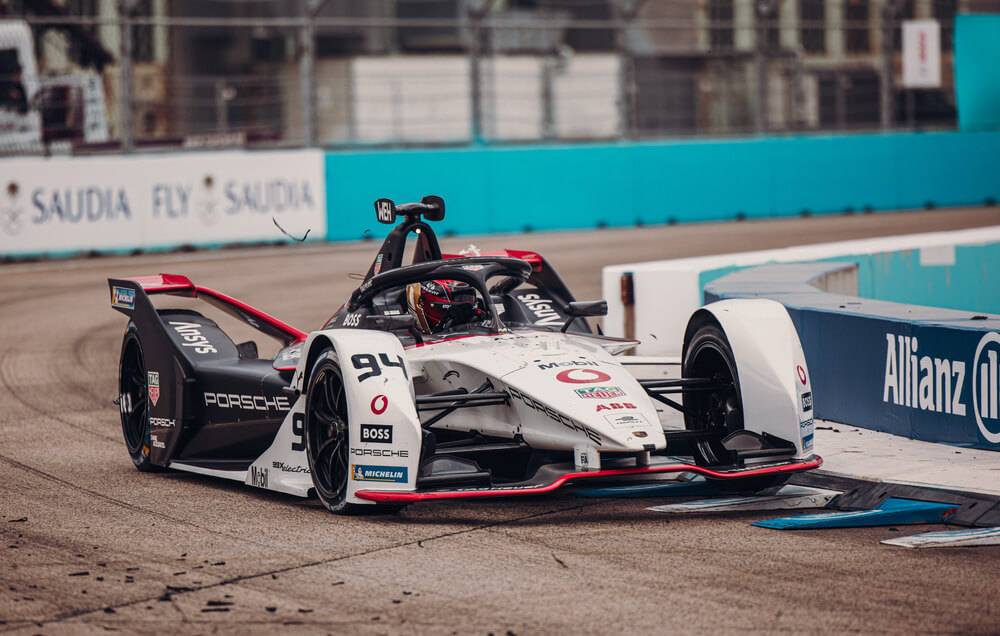 Divas “Porsche 99X Electric” automašīnas debitē “Formula E” Indonēzijā