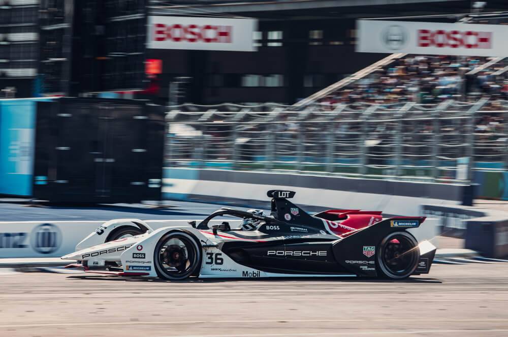 Divas “Porsche 99X Electric” automašīnas debitē “Formula E” Indonēzijā