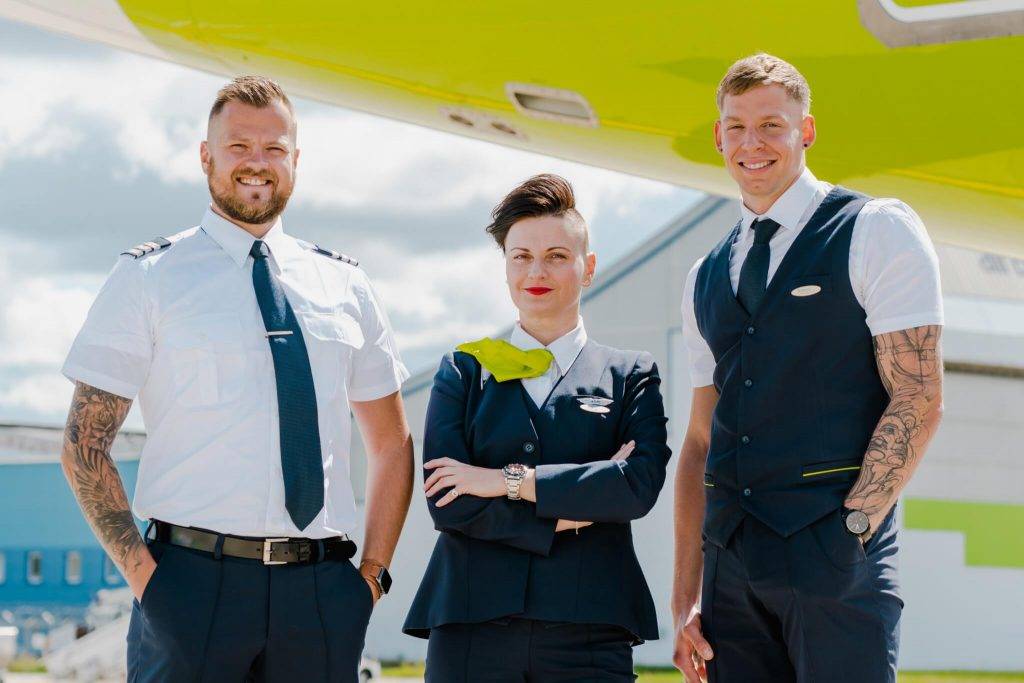 airBaltic maina formastērpu noteikumus, atļauj atklāt tetovējumus 5 airBaltic maina formastērpu noteikumus, atļauj atklāt tetovējumus